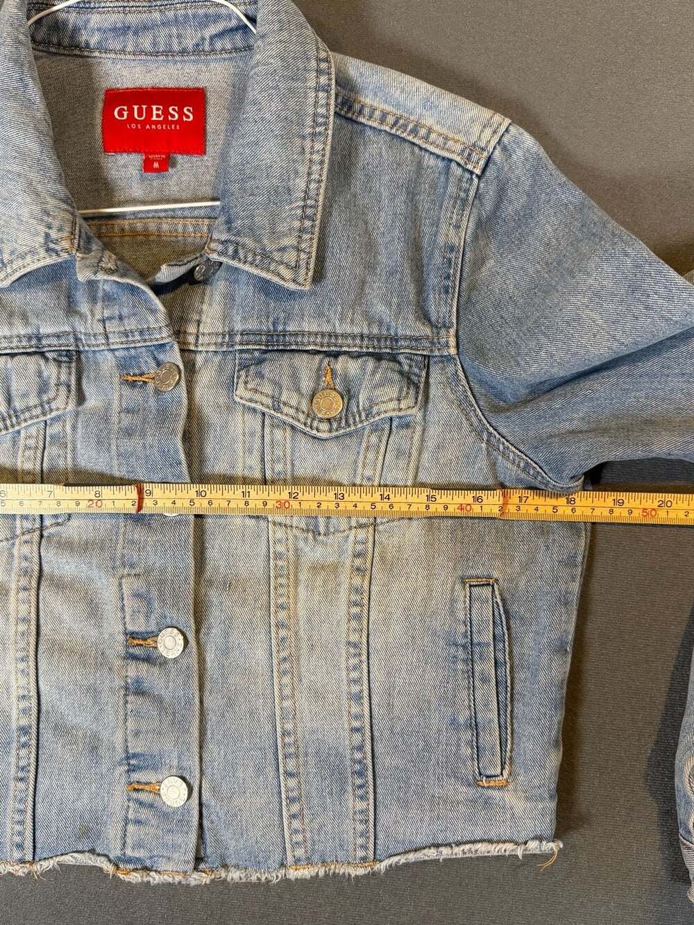 GUESS Cropped Denim Jacket Medium Light Wash Raw Hem Y2K - Picture 3 of 6